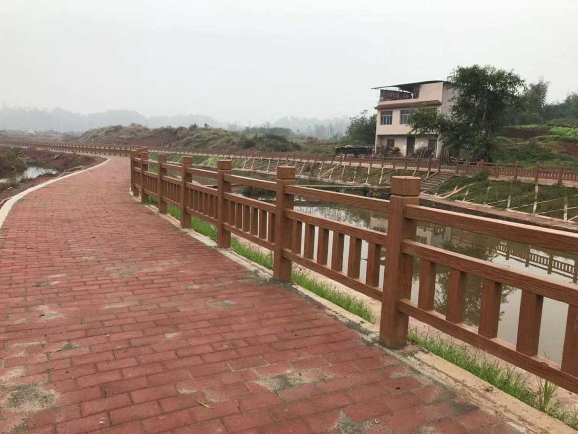 河边仿木栏杆