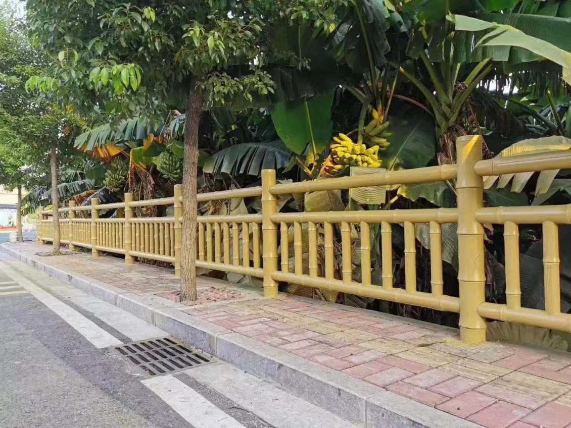 路边仿木围栏